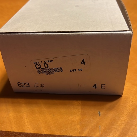 TODDLER GIRL BEAUTIFUL GOLD SHOE WORN 1 TIME, SIZE 4 - Picture 8 of 8